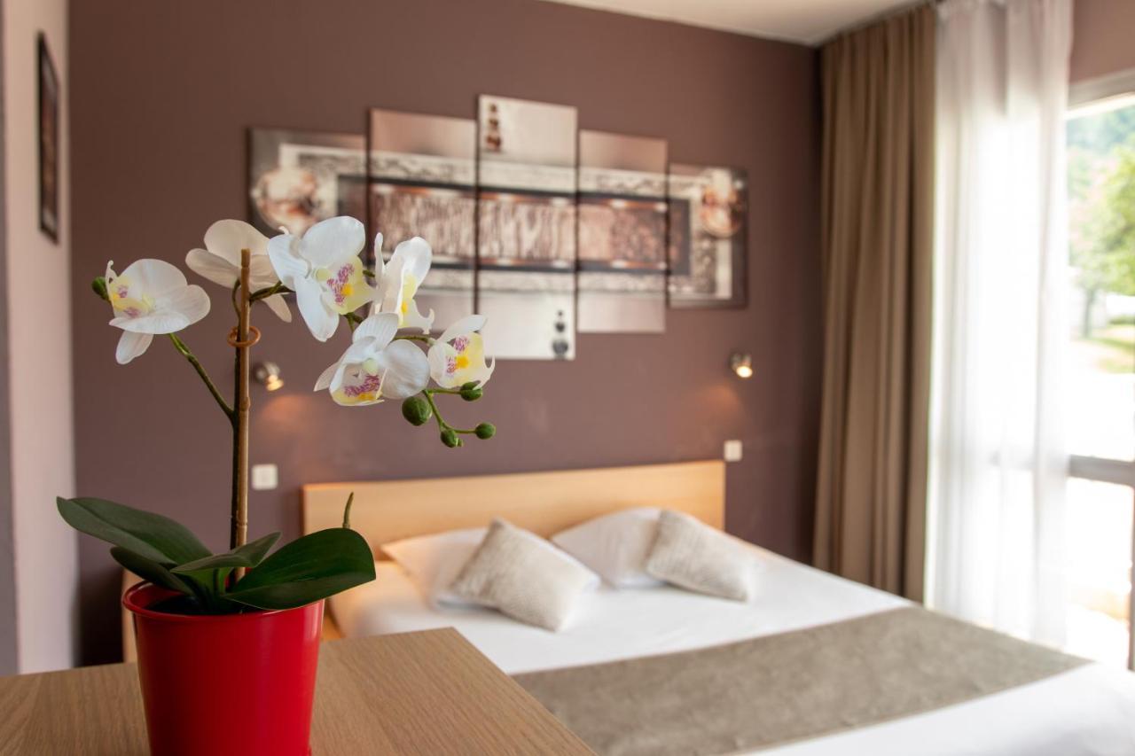 Hotel Les Flots Bleus Savines Exterior photo